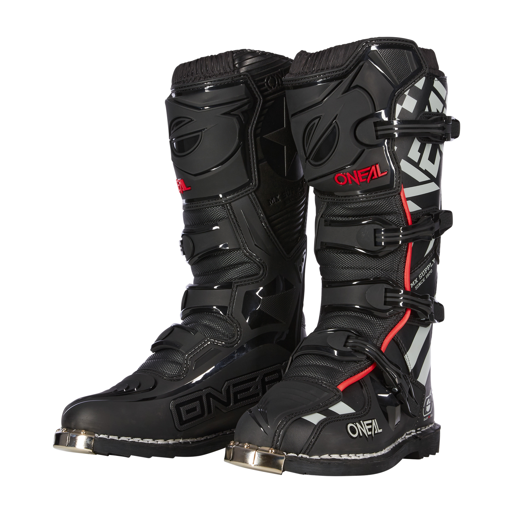 Ein Paar O'NEAL TRIBUTE Stiefel SQUADRON Motocross-Stiefel in Schwarz mit silbernen, weißen und roten Akzenten, Metallkappen an den Zehen und verstellbaren Schnallen - ideales MX-Zubehör für Motorsportfans, die auf der Suche nach einer Top-Ausrüstung für den Offroad- oder Motorradsport sind.