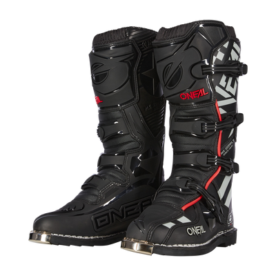 Ein Paar O'NEAL TRIBUTE Stiefel SQUADRON Motocross-Stiefel in Schwarz mit silbernen, weißen und roten Akzenten, Metallkappen an den Zehen und verstellbaren Schnallen - ideales MX-Zubehör für Motorsportfans, die auf der Suche nach einer Top-Ausrüstung für den Offroad- oder Motorradsport sind.