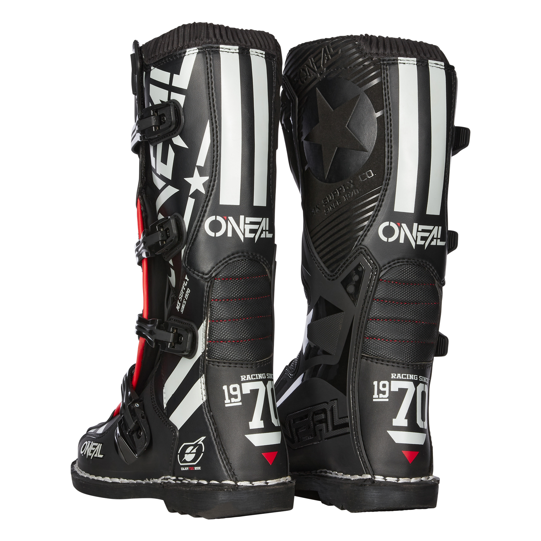 Die O'NEAL TRIBUTE Stiefel SQUADRON zeichnen sich durch ein schwarzes Design mit weißen Streifen, Sternen, "1970" an den Seiten, mehrfach verstellbaren Schnallen und roten Akzenten aus - die idealen Motorsport-Stiefel für jede MX-Zubehör-Kollektion.