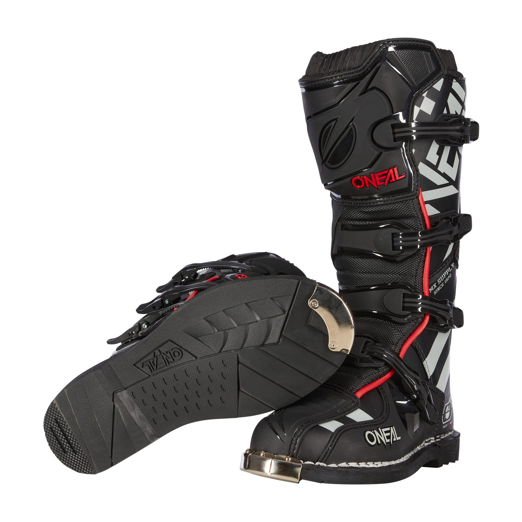 Ein Paar O'NEAL TRIBUTE Stiefel SQUADRON in Schwarz und Rot mit mehreren Schnallen, robusten Sohlen, Metallkappen und weißem O'NEAL Branding - perfektes Motorsport MX Zubehör. Ein Stiefel steht aufrecht, der andere liegt auf der Seite.