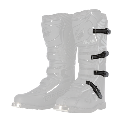 Ein Paar O'NEAL TRIBUTE Jugendstiefel mit komplettem Schnallen-/Riemensatz, Zehenschutz aus Metall und verstärktem Schienbeinschutz stehen aufrecht und schräg vor einem transparenten Hintergrund.