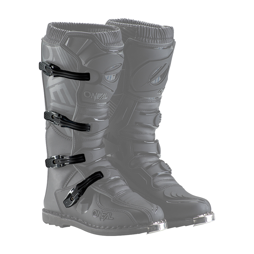 Ein Paar schwarze O'NEAL TRIBUTE Jugendstiefel mit silbernen Akzenten, mit drei verstellbaren Schnallen pro Stiefel und verstärkten Zehenkappen, die nebeneinander stehen.