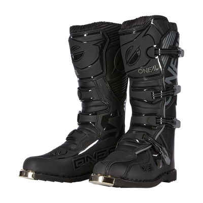 Ein Paar schwarze O'NEAL TRIBUTE Stiefel mit Metallkappen an den Zehen, mehreren Schnallen und verstärktem Schienbein- und Knöchelschutz - unverzichtbare Motocross-Ausrüstung für jeden Motorsportfan - steht aufrecht vor einem weißen Hintergrund.