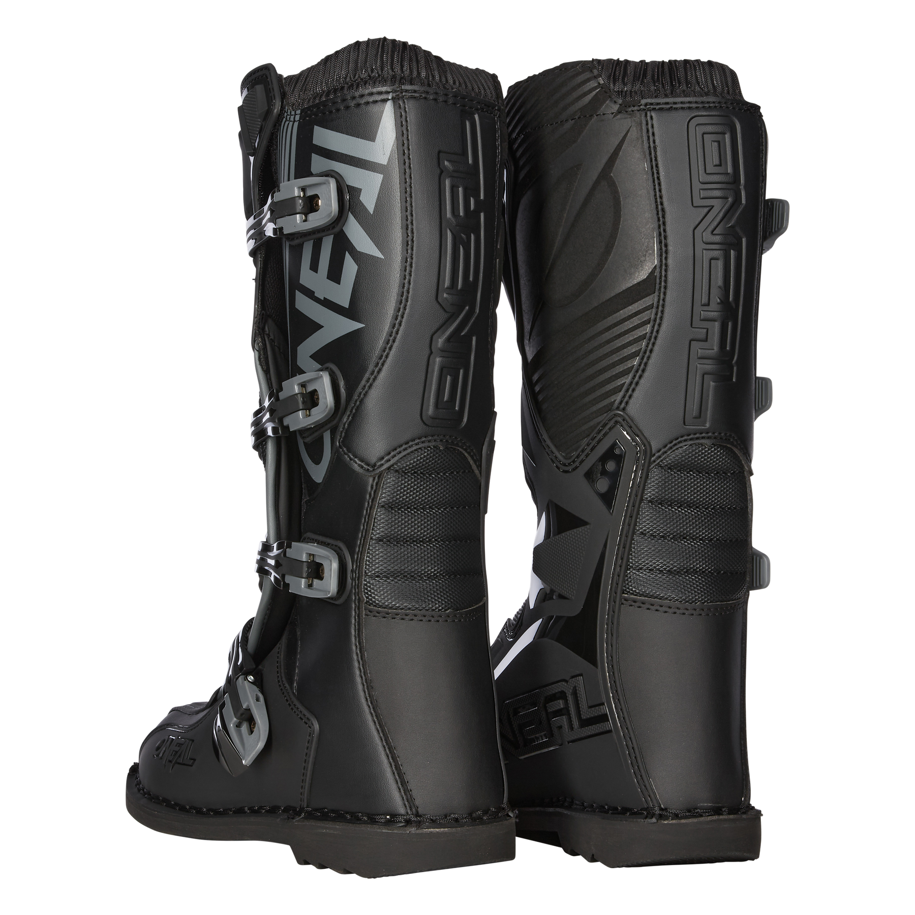 Ein Paar schwarze O'NEAL TRIBUTE Stiefel mit silbernem O'NEAL-Branding, robusten Schnallen und strukturierten Einsätzen, die von hinten und von der Seite zu sehen sind - perfekt, um die MX-Zubehör-Kollektion eines jeden Motorsportfans zu erweitern.