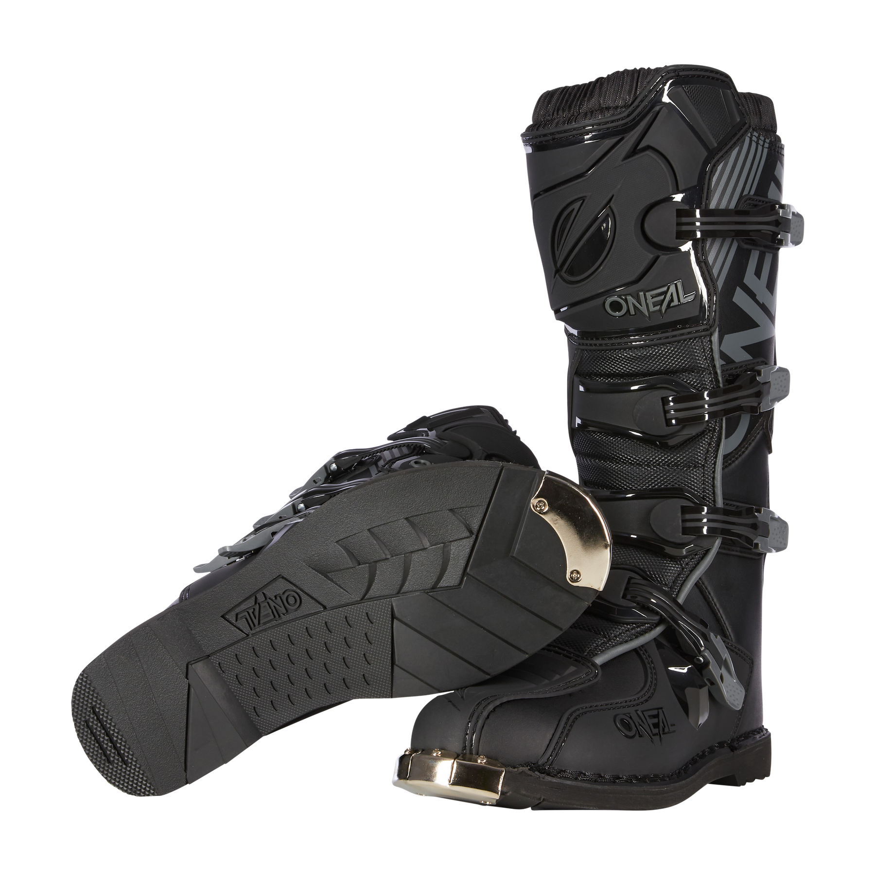 Ein Paar O'NEAL TRIBUTE Stiefel in Schwarz mit strukturierten Sohlen, Metallkappen und verstellbaren Schnallen wird aufrecht und auf der Seite gezeigt, um die Vorder- und Unterseite zu zeigen - die perfekte Motocross-Ausrüstung für Motorsport-Fans.