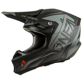 Der O'NEAL 10SRS Carbon Helm PRODIGY ist ein leichter schwarz-grauer Helm mit roten Akzenten, kantigem Design, Visier und O'NEAL-Logo. Konzipiert für den Offroad- oder Motocross-Einsatz, hier in der Seitenansicht.