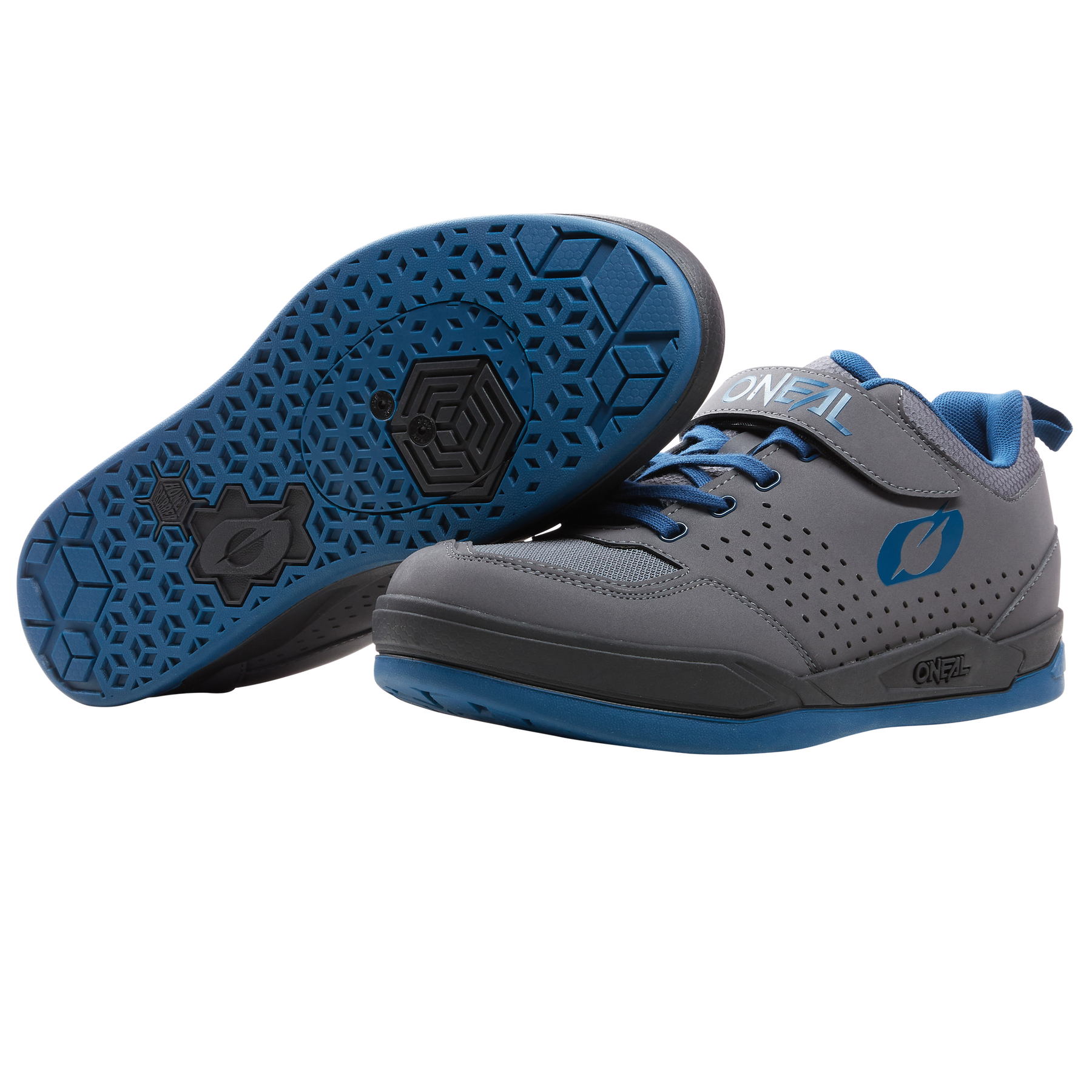 Ein Paar graue und blaue O'NEAL FLOW SPD-Schuhe, die von der Seite und von unten gezeigt werden, um das Profil und das von der Premium-Ausrüstung inspirierte Design hervorzuheben.