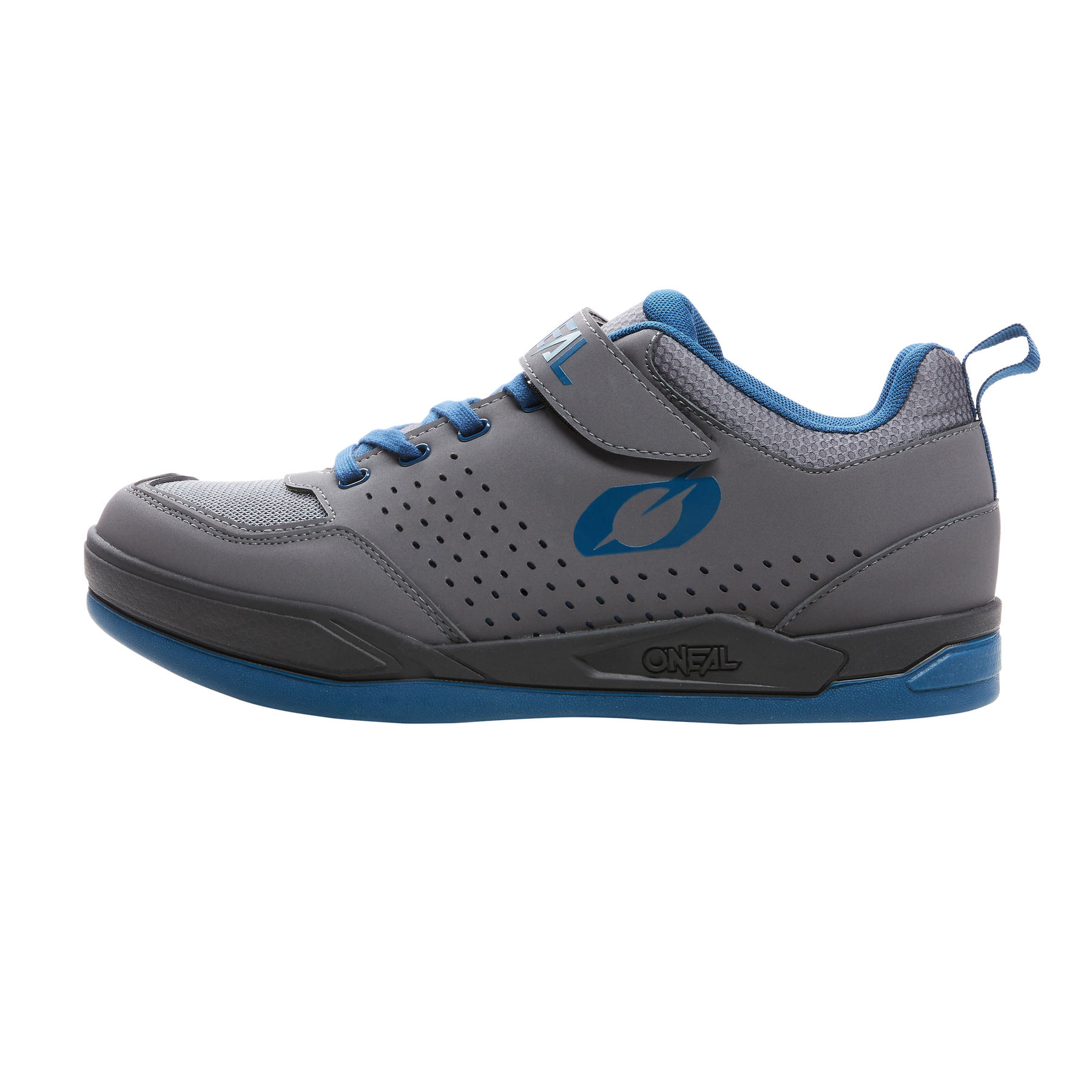 Der O'NEAL FLOW SPD Schuh hat ein grau-blaues Design mit blauen Schnürsenkeln, einem Klettverschluss, perforierten Seiten, einer Zuglasche an der Ferse und sichtbarem O'NEAL Branding. Er ist perfekt zum Radfahren oder für Freizeitkleidung.