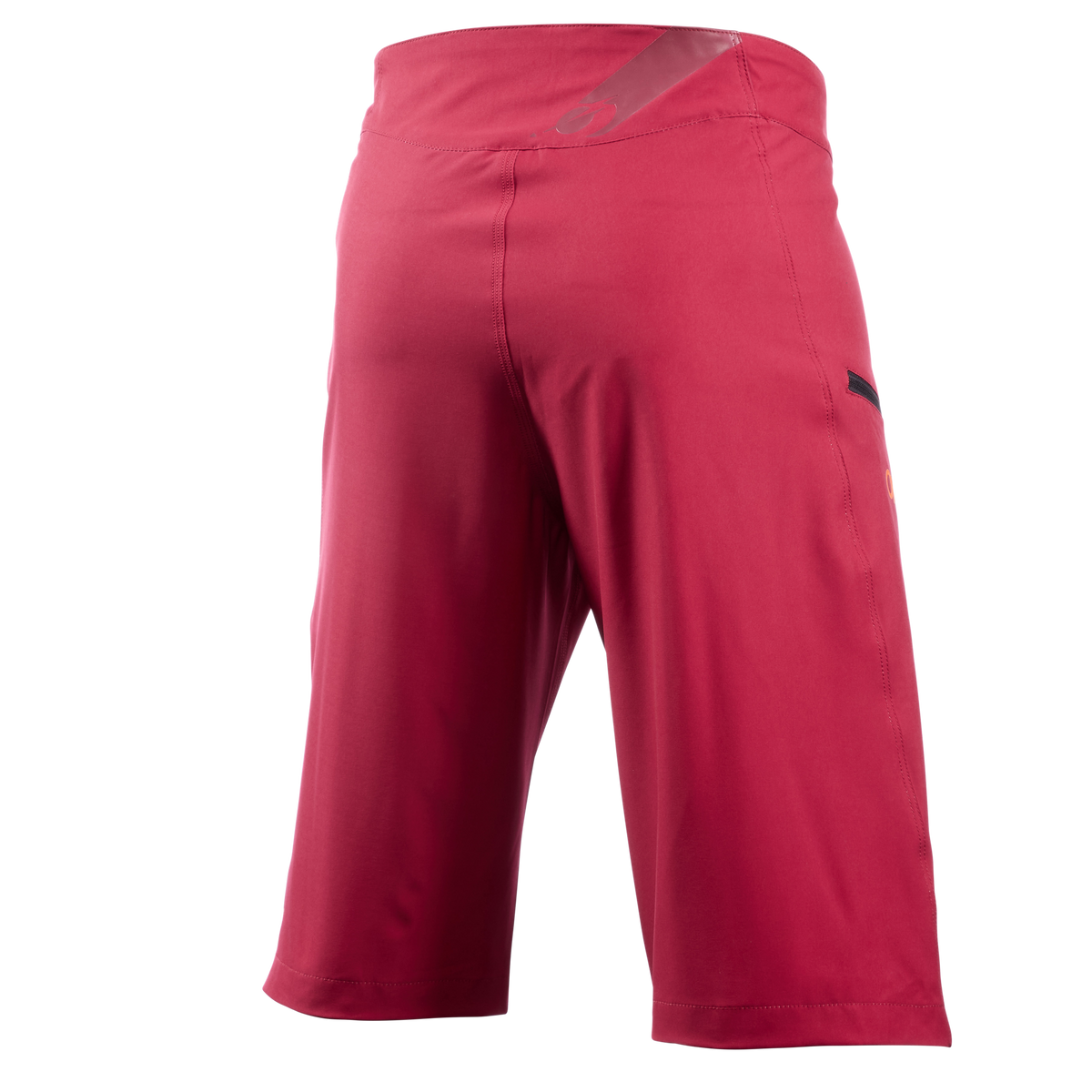 O'NEAL MATRIX Shorts: Locker sitzende, knielange rote Shorts mit breitem Bund und einem kleinen schwarzen O'NEAL-Logo oben links. Sportliche Bekleidung mit glatter Struktur, die Schutz bei Mountainbike-Abenteuern bietet. Auf weißem Hintergrund abgebildet.