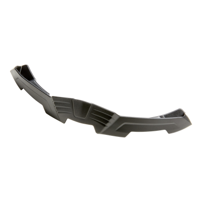 Schwarzer, kantiger O'NEAL Nose Guard D-SRS-Helm mit geometrischen Rillen, aus einem Winkel betrachtet auf einem transparenten Hintergrund.