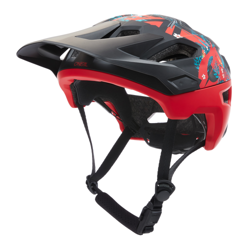 Der O'NEAL TRAILFINDER Helm RIO ist ein rot-schwarzer Mountainbike-Helm mit blauer und roter Grafik, Belüftungsöffnungen, verstellbaren schwarzen Riemen, einem Visier, und ist perfekt für die Trailsicherung auf jeder Fahrt.