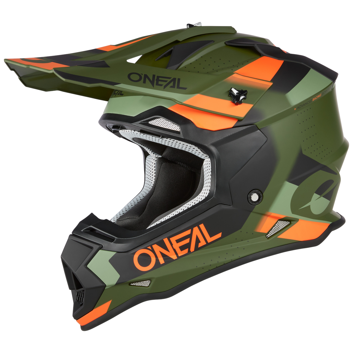 Der O'NEAL 2SRS Helm SPYDE, seitlich abgebildet in Grün, Schwarz und Orange mit Visier und großen Belüftungsöffnungen auf weißem Hintergrund, ist eine unverzichtbare Fahrradausrüstung von O'NEAL für Fahrer, die sowohl Stil als auch Schutz suchen.