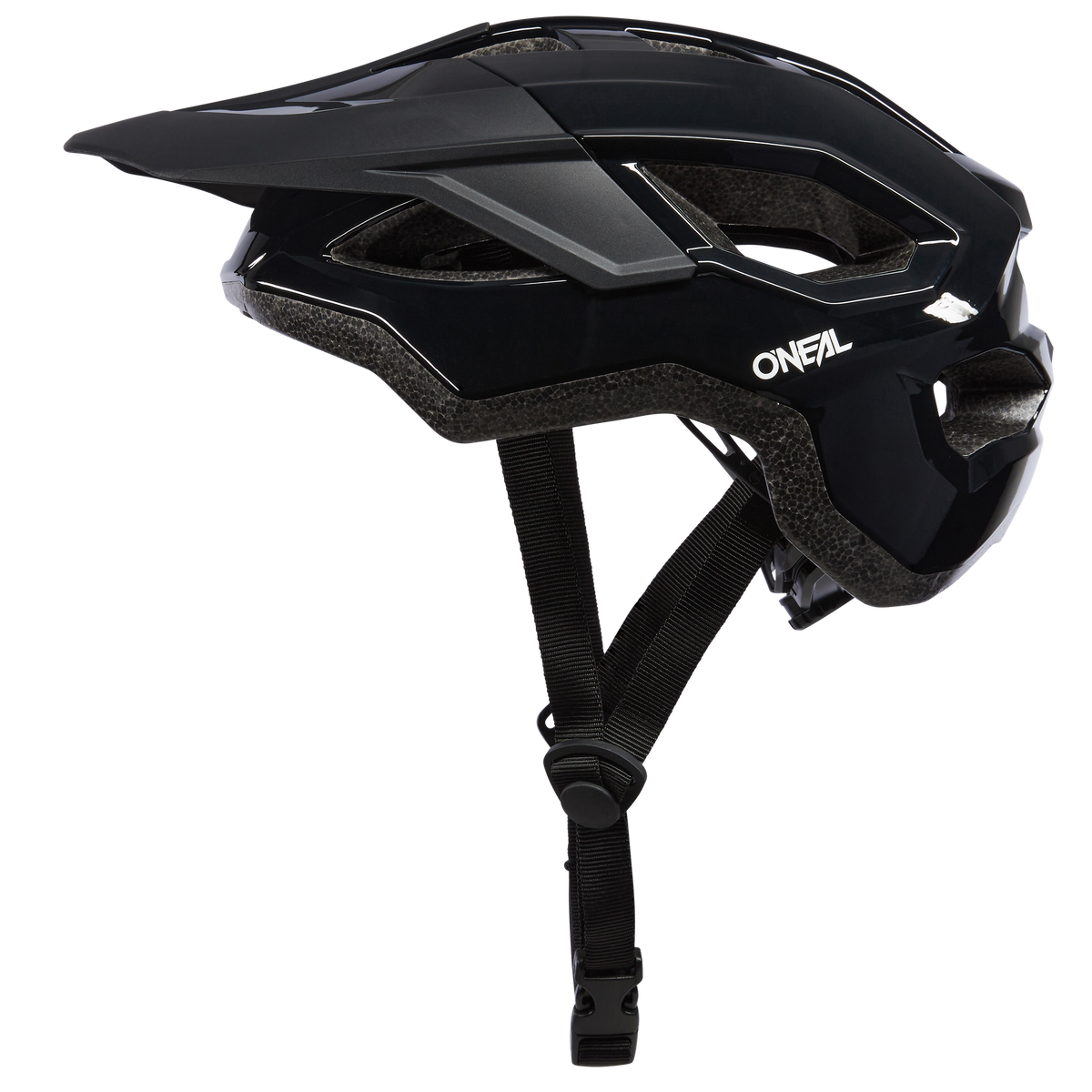 Der O'NEAL MATRIX Helm SOLID, ein schwarzer Mountainbike-Helm mit Visier und verstellbarem Kinnriemen, ist im Seitenprofil vor weißem Hintergrund abgebildet - perfekt als Trekkinghelm für Offroad-Abenteuer.