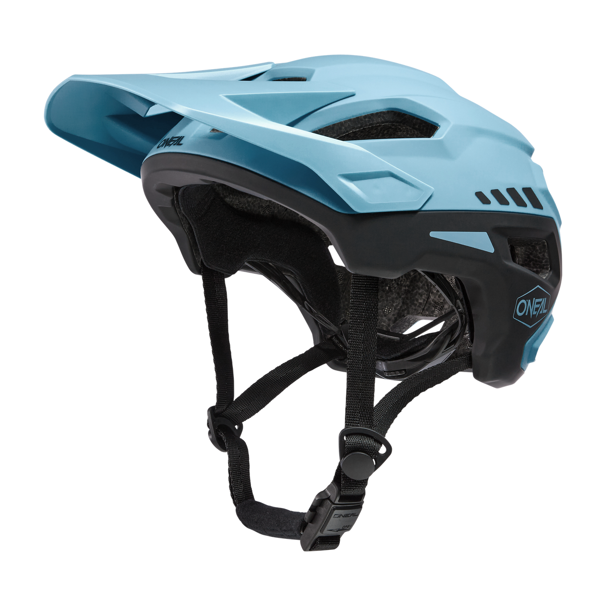 Der O'NEAL TRAILFINDER Helm SPLIT von O'NEAL ist ein blau-schwarzer Mountainbike-Helm mit Visier, Belüftungslöchern und verstellbaren Riemen, abgebildet auf einem weißen Hintergrund.