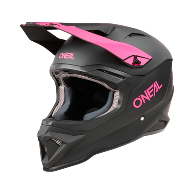 Der O'NEAL 1SRS Helm SOLID ist ein mattschwarzer Helm mit pinkfarbenem O'NEAL-Logo und Akzenten. Er verfügt über ein Visier, eine aerodynamische Form und hochwertige Technik für optimale MX-Performance.