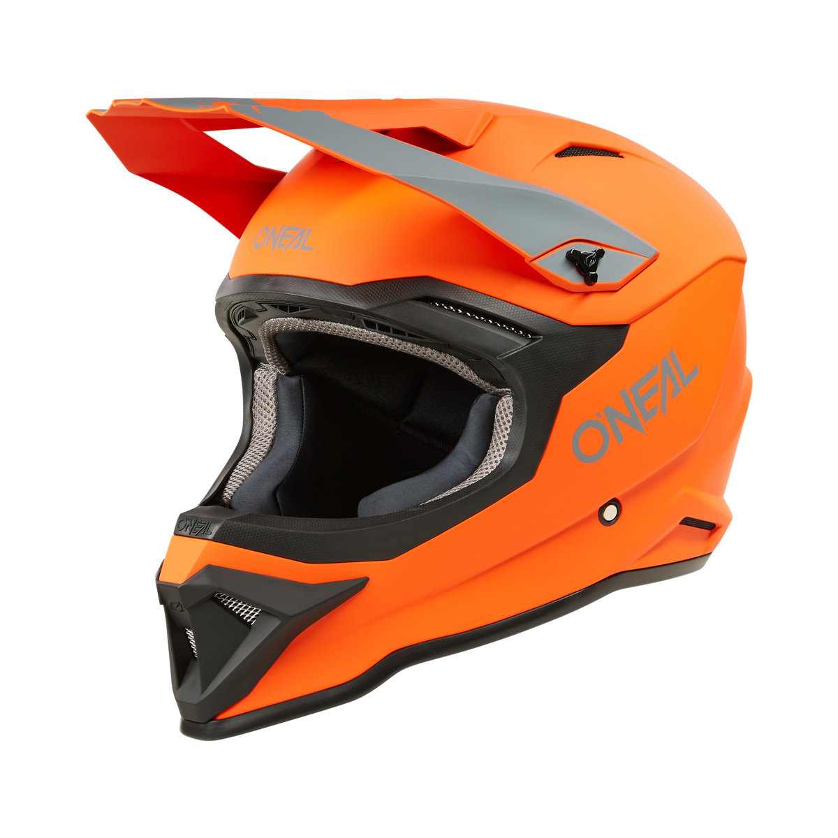 Der O'NEAL 1SRS Helm SOLID hat eine orangefarbene Schale mit schwarzem Visier und silbernen Akzenten, einen belüfteten Kinnschutz und ein seitliches Branding. Er ist für Motocross aus strapazierfähigem ABS gefertigt und wird vor einem schwarzen Hintergrund gezeigt.