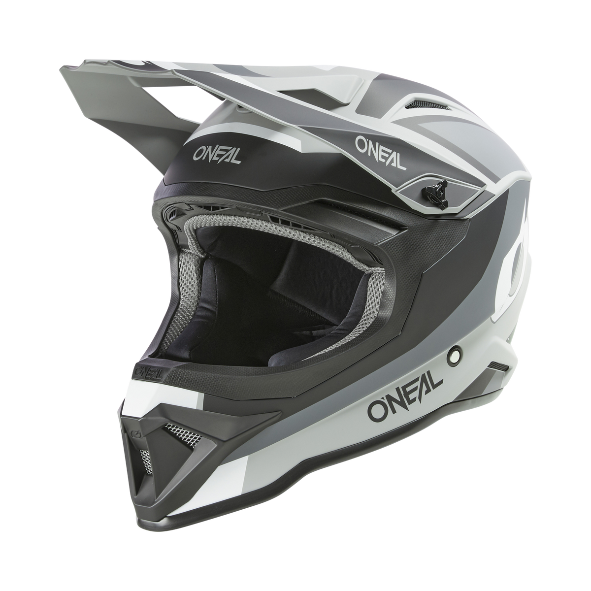 Ein schwarzer, weißer und grauer O'NEAL 1SRS Helm STREAM Offroad-Motorradhelm mit Visier und Kinnschutz, hochwertiger Technik und "O'NEAL"-Schriftzug an der Seite und auf der Vorderseite, dargestellt vor einem schlichten Hintergrund.