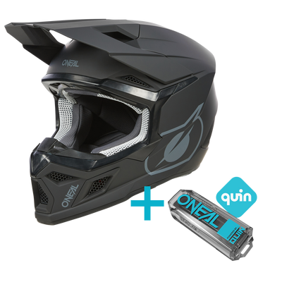 Das O'NEAL 3SRS Solid Quin Bundle besteht aus einem mattschwarzen O'NEAL Motocross-Helm mit O'NEAL- und Quin-Logos sowie einem Quin Pro Smart Sensor, die zusammen als innovatives Bundle präsentiert werden.