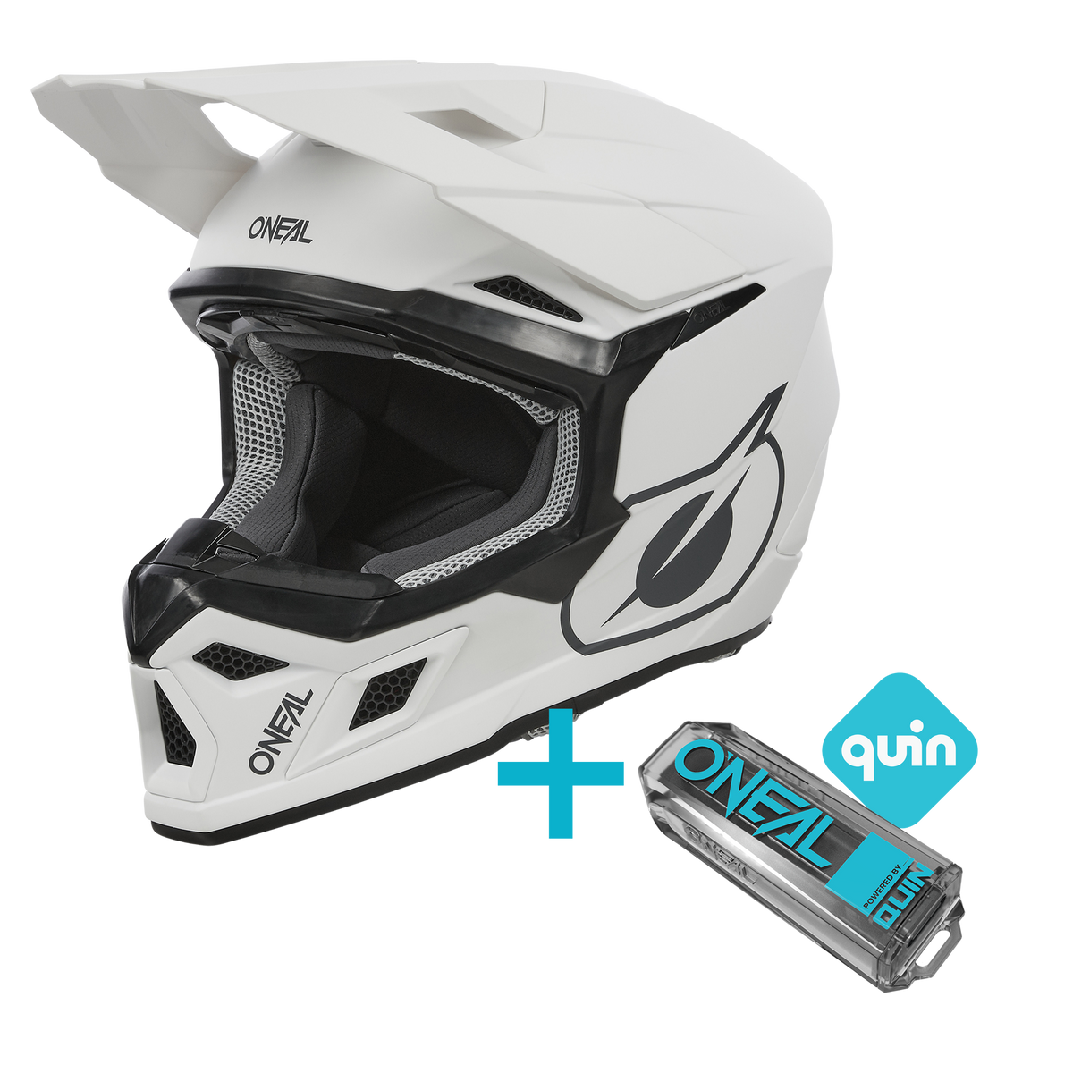 Das O'NEAL 3SRS Solid Quin Bundle besteht aus einem weißen O'NEAL Motocross-Helm mit schwarzen Akzenten und einem kompakten blauen und grauen Quin Pro Smart Sensor mit einem blauen Pluszeichen und einem Quin-Logo in der Nähe.