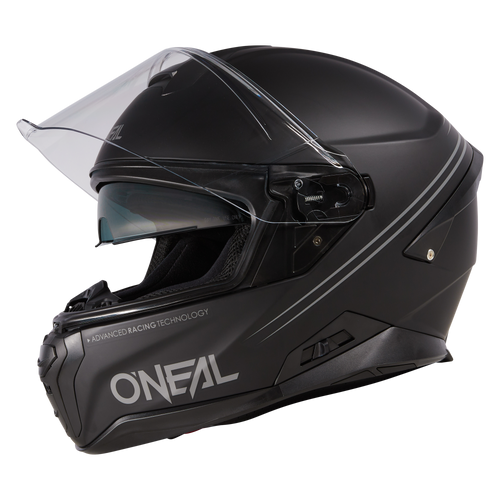 Der O'NEAL CHALLENGER Helm SOLID ist ein mattschwarzer Vollvisier-Motorradhelm mit klarem Visier, kantigen Details und weißem O'NEAL-Branding im Seitenprofil auf weißem Hintergrund - perfekt für Motorradfans.