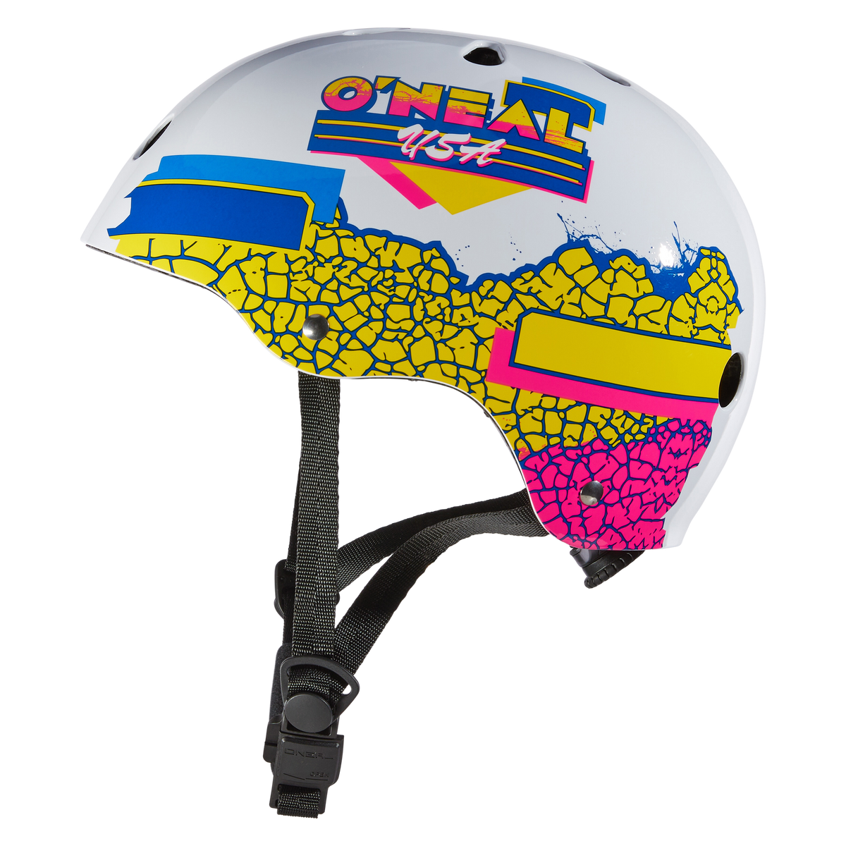 Der O'NEAL DIRT LID Helm CRACKLE ist ein weißer BMX-Helm mit auffälligen, von den 80er Jahren inspirierten Crackle-Grafiken in Gelb und Pink, blauen Streifen, dem Schriftzug "O'NEAL USA", schwarzen Kinnriemen und einem sicheren Fidlock-Magnetverschluss.