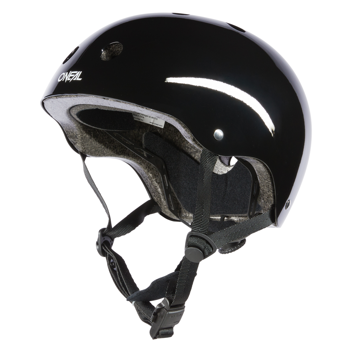 Der O'NEAL DIRT LID Helm SOLID ist ein glänzender schwarzer BMX-Helm mit Fidlock-Magnetverschluss, Kinnriemen und Belüftungslöchern, perfekt zum Radfahren oder Skateboarden. Abgebildet vor einem schlichten weißen Hintergrund.
