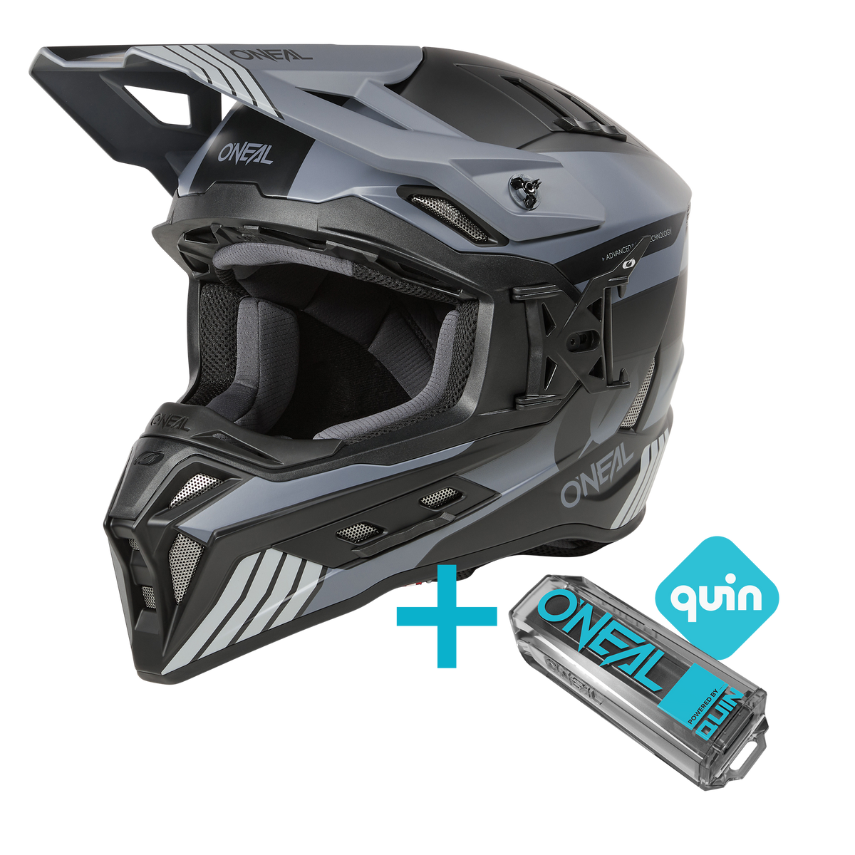 Das O'NEAL EX-SRS Hitch Quin Bundle besteht aus einem mattschwarzen und grauen Helm mit geometrischen Mustern neben einem kleinen blauen und schwarzen Smart-Sensor, verbunden durch ein Pluszeichen. Der Helm enthält integrierte Airflaps für mehr Komfort.