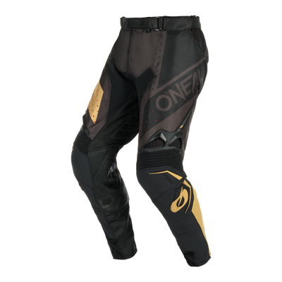 Die Hose HAZE von O'NEAL HARDWEAR zeichnet sich durch verstärkte Knie, Mesh-Belüftungseinsätze, verstellbare Hüftgurte, ein auffälliges "O'NEAL"-Branding auf dem linken Oberschenkel und ein modernes, kantiges Design in Schwarz und Gold aus.
