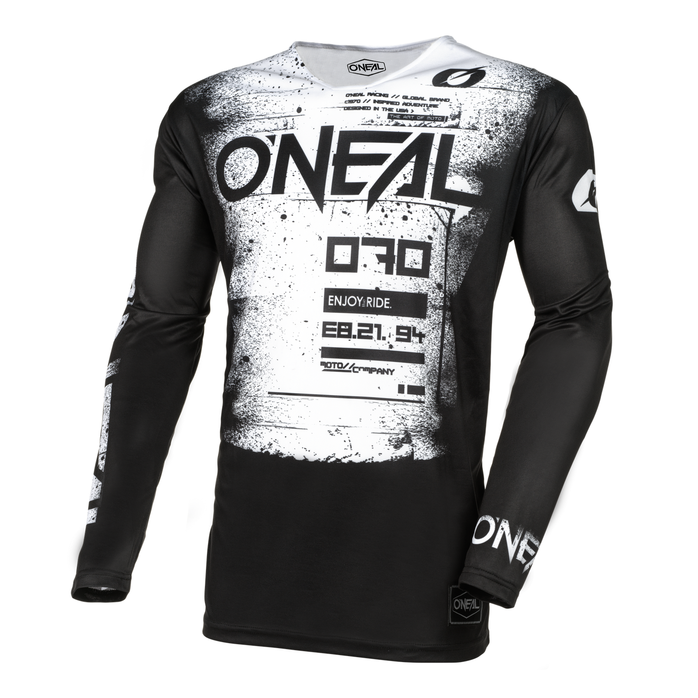 Das O'NEAL MAYHEM Jersey SCARZ ist ein schwarz-weißes Langarmtrikot mit auffälligen Grafiken, stilisierten Zahlen und Text auf der Vorderseite, das von O'NEAL für hohe Leistungen entworfen wurde. Abgebildet auf einfarbigem Hintergrund.