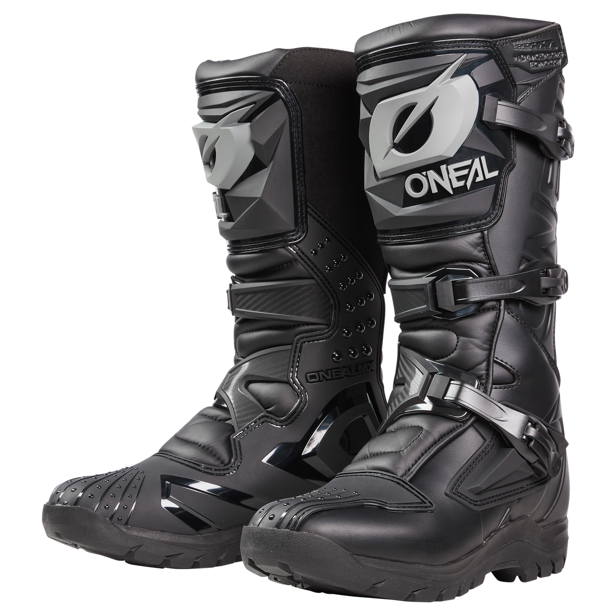 Der O'NEAL RSX Adventure Boot ist ein schwarzer Off-Road-Motorradstiefel mit grauen Akzenten, Schutzschnallen, strukturierten Sohlen und einem robusten Design für Abenteuerfahrten.