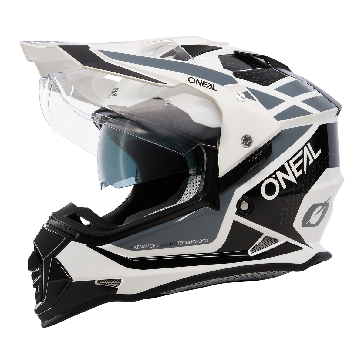 Der O'NEAL SIERRA Helm R ist ein schwarz-weißer Helm mit geometrischen Mustern, dem O'NEAL-Logo, einem getönten Visier, einem belüfteten Kinnschutz und einem Sonnenschild für Komfort und Stil.