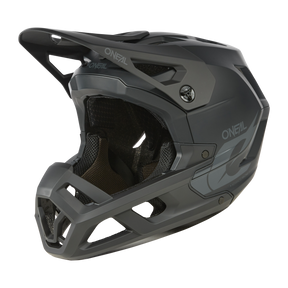 Der O'NEAL SL1 Helmet SOLID ist ein mattgrauer Fullface-Mountainbike-Helm mit Visier und eckigen Belüftungsöffnungen, der eine Top-Ausstattung und optimalen Schutz bietet und auf maximale Belüftung ausgelegt ist.