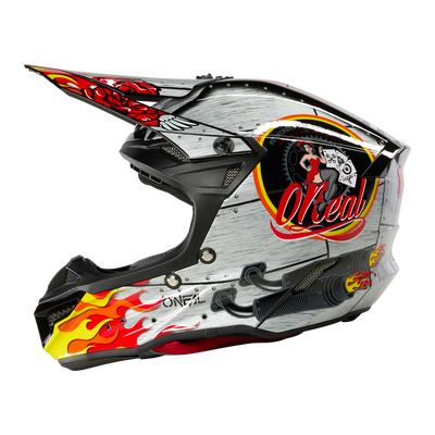 Der O'NEAL 5SRS Polyacrylite Helm HR hat ein silbernes Finish, ein Visier, eine rote und gelbe Flammengrafik, schwarze Akzente und einen auffälligen "O'NEAL"-Schriftzug auf der Seite vor einem schwarzen Hintergrund.