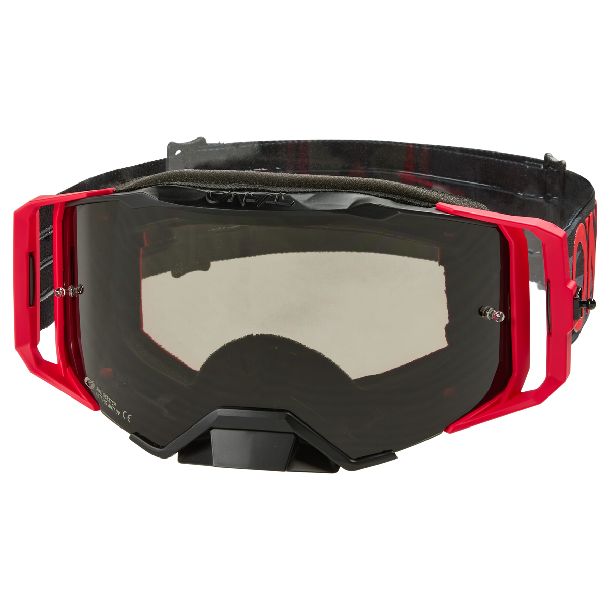 Die O'NEAL B-33 Goggle ICTUS hat ein breites getöntes Glas, eine gepolsterte Gesichtsauflage und ein verstellbares schwarzes Band mit roten Akzenten für Motocross.