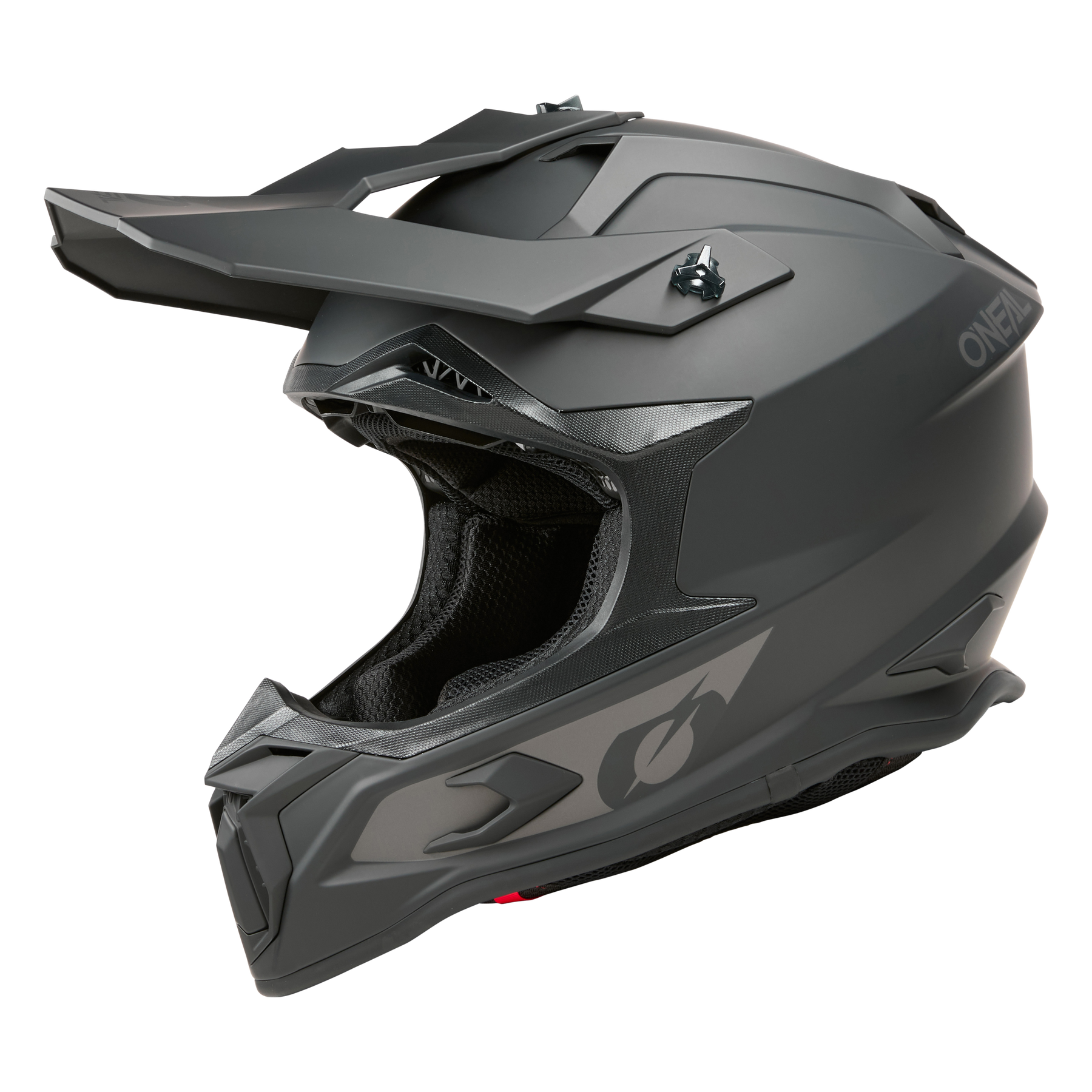 Der O'NEAL C-SRS Helm SOLID von O'NEAL ist ein mattschwarzer Fullface-Motocross-Helm mit Visier, aerodynamischen Belüftungsöffnungen und kantigem Design, der maximale Sicherheit garantiert - von der Seite betrachtet.