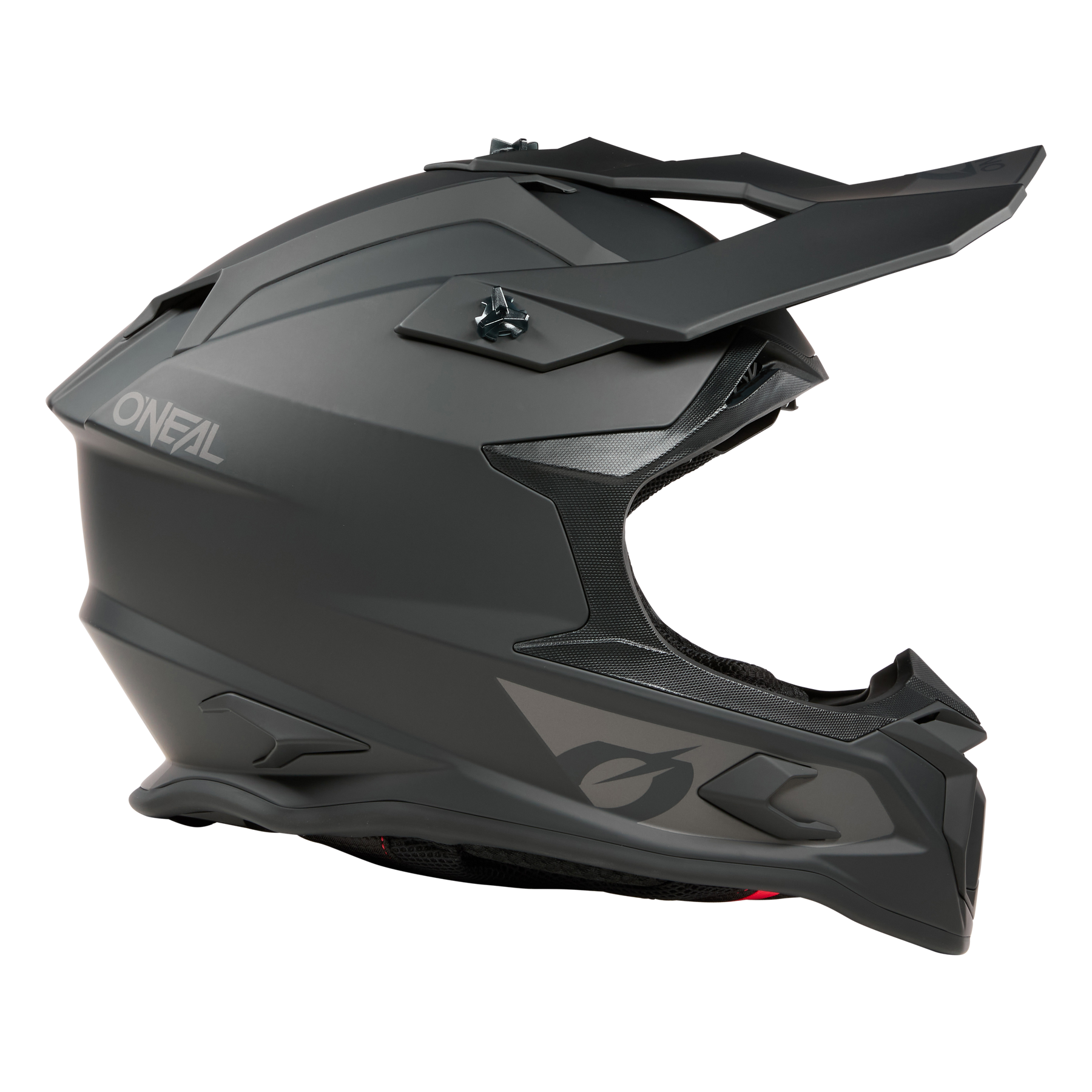 Der O'NEAL C-SRS Helm SOLID, ein mattschwarzer Motocross Helm mit schlankem, kantigem Design und Visier, bietet maximale Sicherheit und einen stylischen Look. Der Helm trägt prominent den Markennamen „O'NEAL“ auf der Seite.