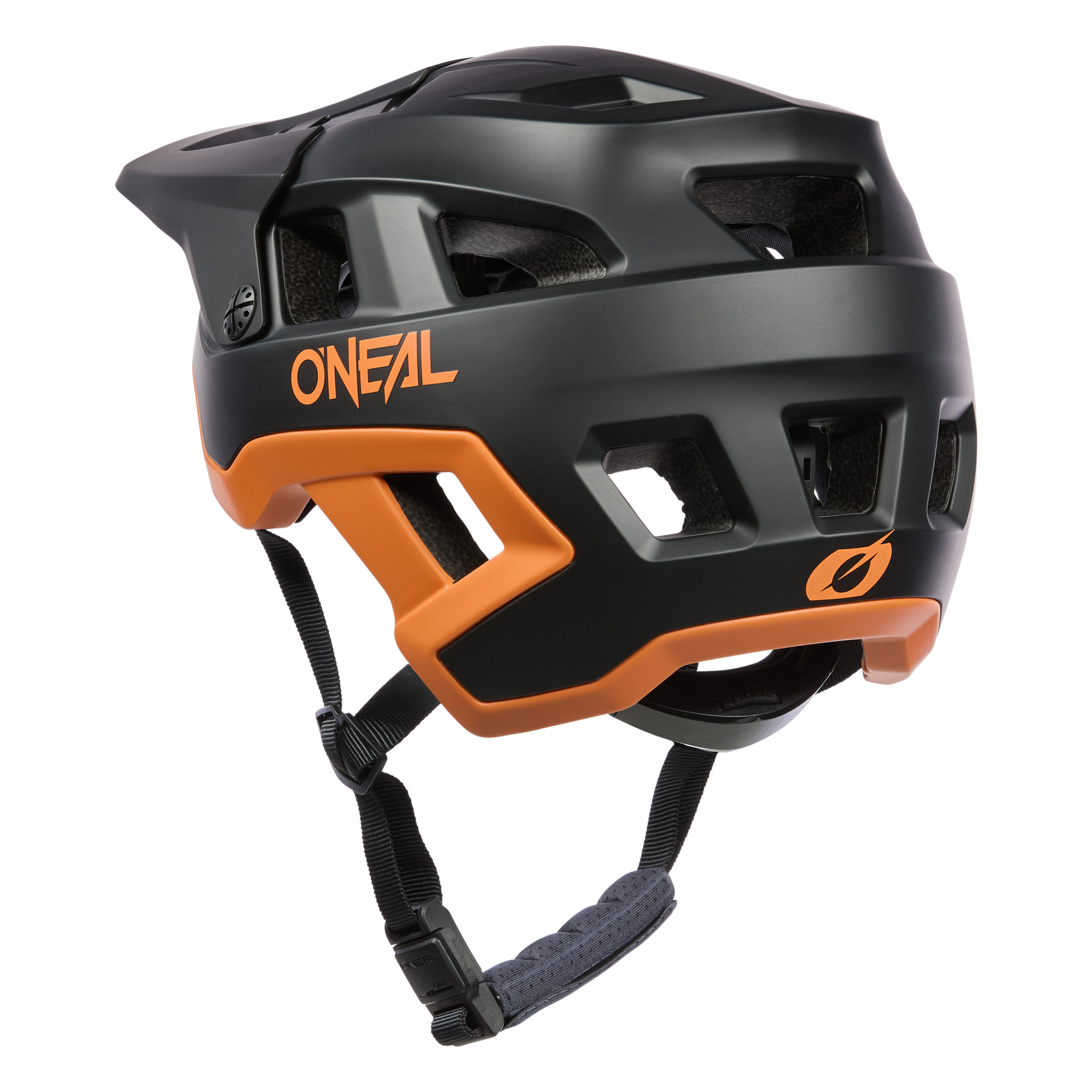 Der O'NEAL DEFENDER Helm SOLID in Schwarz und Orange verfügt über mehrere Belüftungsöffnungen, Kinnriemen und ein Visier. Er ist von der Seite vor einem weißen Hintergrund abgebildet.