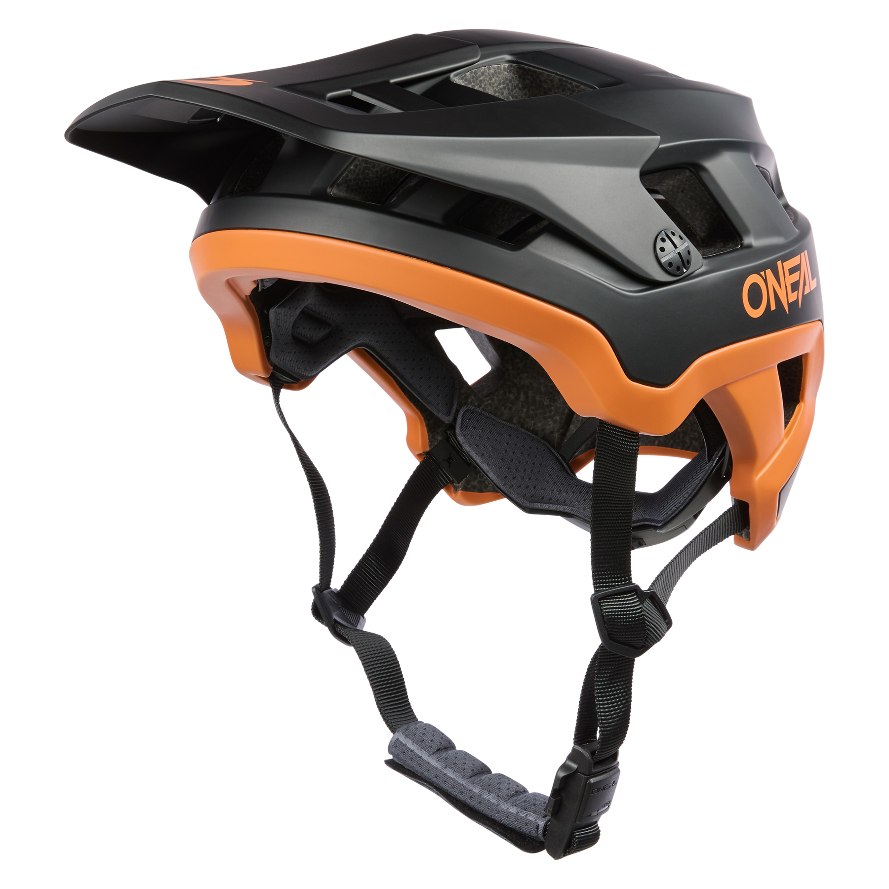 Der O'NEAL DEFENDER Helm SOLID ist ein schwarz-oranger All-Mountain-/Enduro-Helm mit verstellbarem Visier, Belüftungslöchern, Kinnriemen und dem O'NEAL-Logo an der Seite.