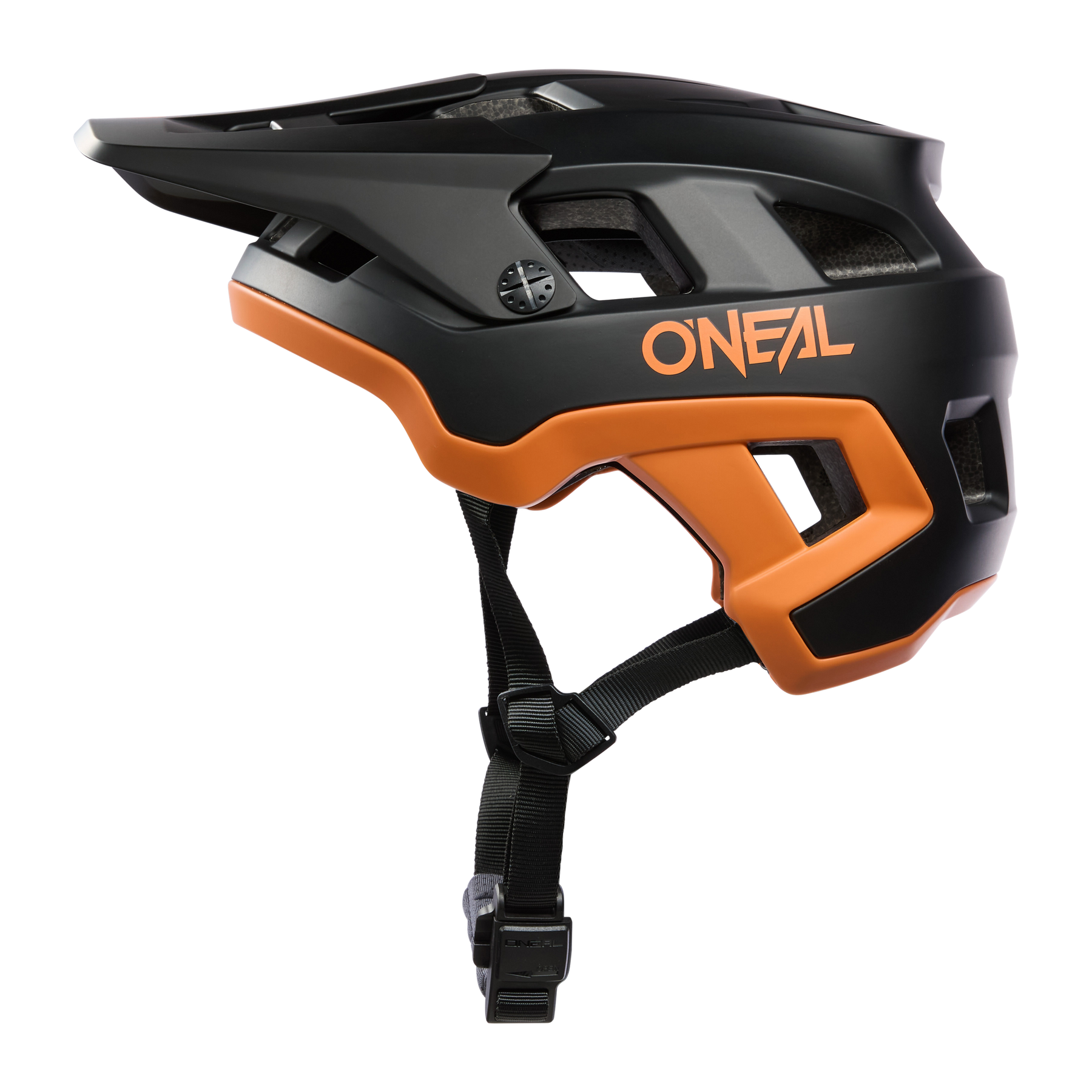 Der O'NEAL DEFENDER Helm SOLID in Schwarz und Orange verfügt über einen verstellbaren Riemen, seitliche Belüftungsöffnungen und ein schlankes, modernes Aussehen (Seitenansicht).