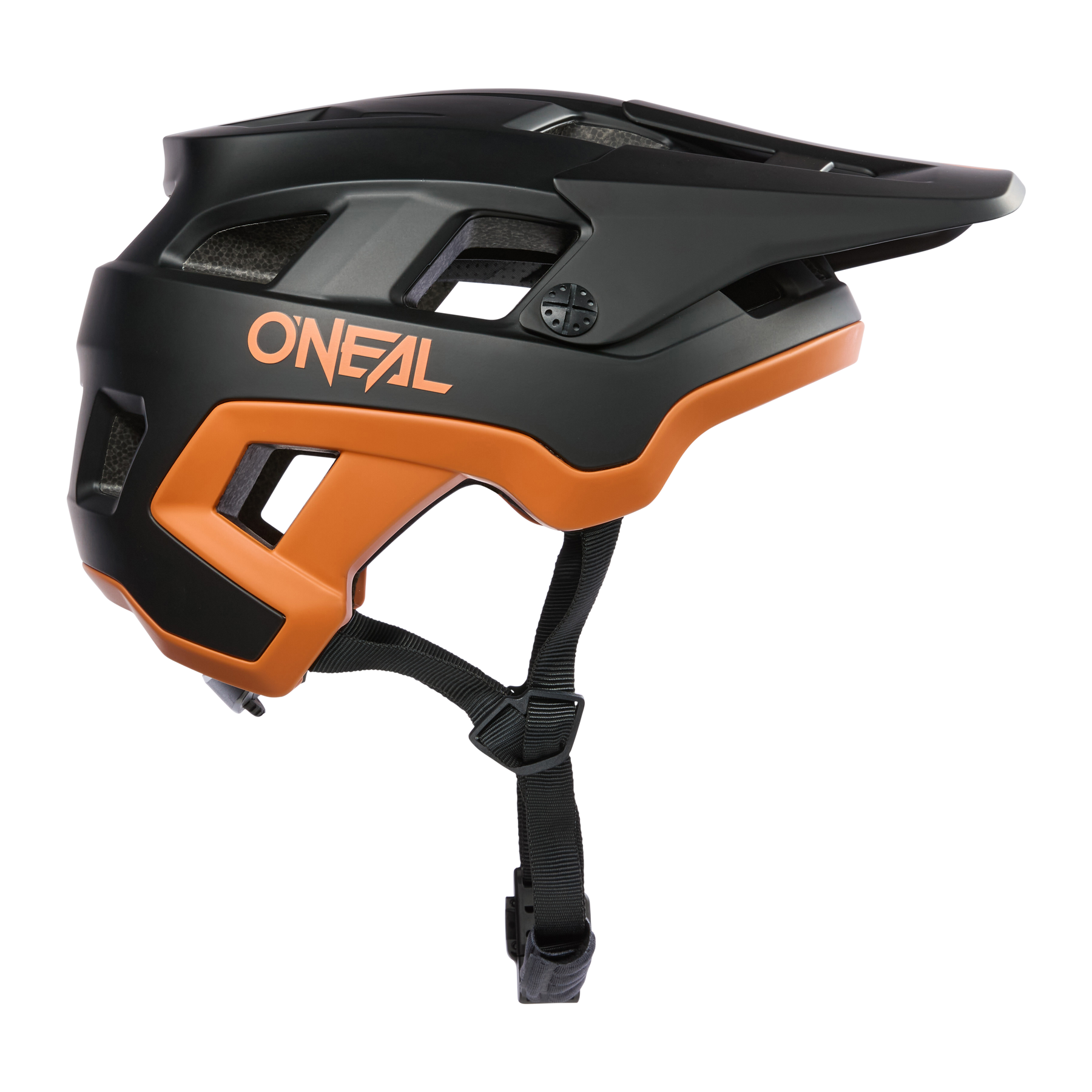 Der O'NEAL DEFENDER Helm SOLID, hier in Schwarz und Orange mit Visier und verstellbaren Kinnriemen, bietet Stil und Schutz für anspruchsvolle All-Mountain-Fahrten. Ansicht im Seitenprofil.