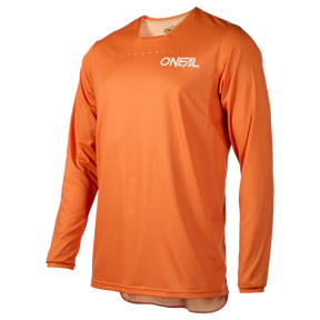 Das O'NEAL ELEMENT FR Jersey PLAIN in Orange hat ein weißes ONFAL-Brustlogo. Dieses langärmelige MTB-Trikot von O'NEAL ist ideal für Trail- und Enduro-Fahrten, hier auf weißem Grund.