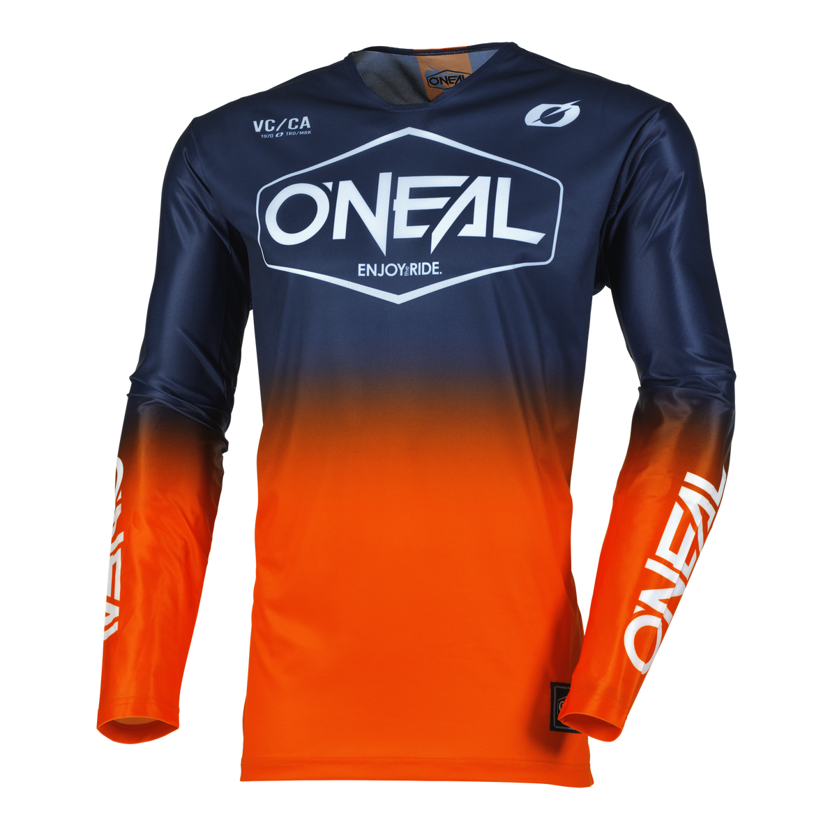 Das O'NEAL MAYHEM Jersey HEXX ist ein leistungsstarkes, langärmeliges Radtrikot in Marineblau, das zu leuchtendem Orange übergeht. Es zeigt ein großes weißes "O'NEAL"-Logo auf der Vorderseite und dem rechten Ärmel sowie den Text "ENJOY.RIDE." auf der Brust.
