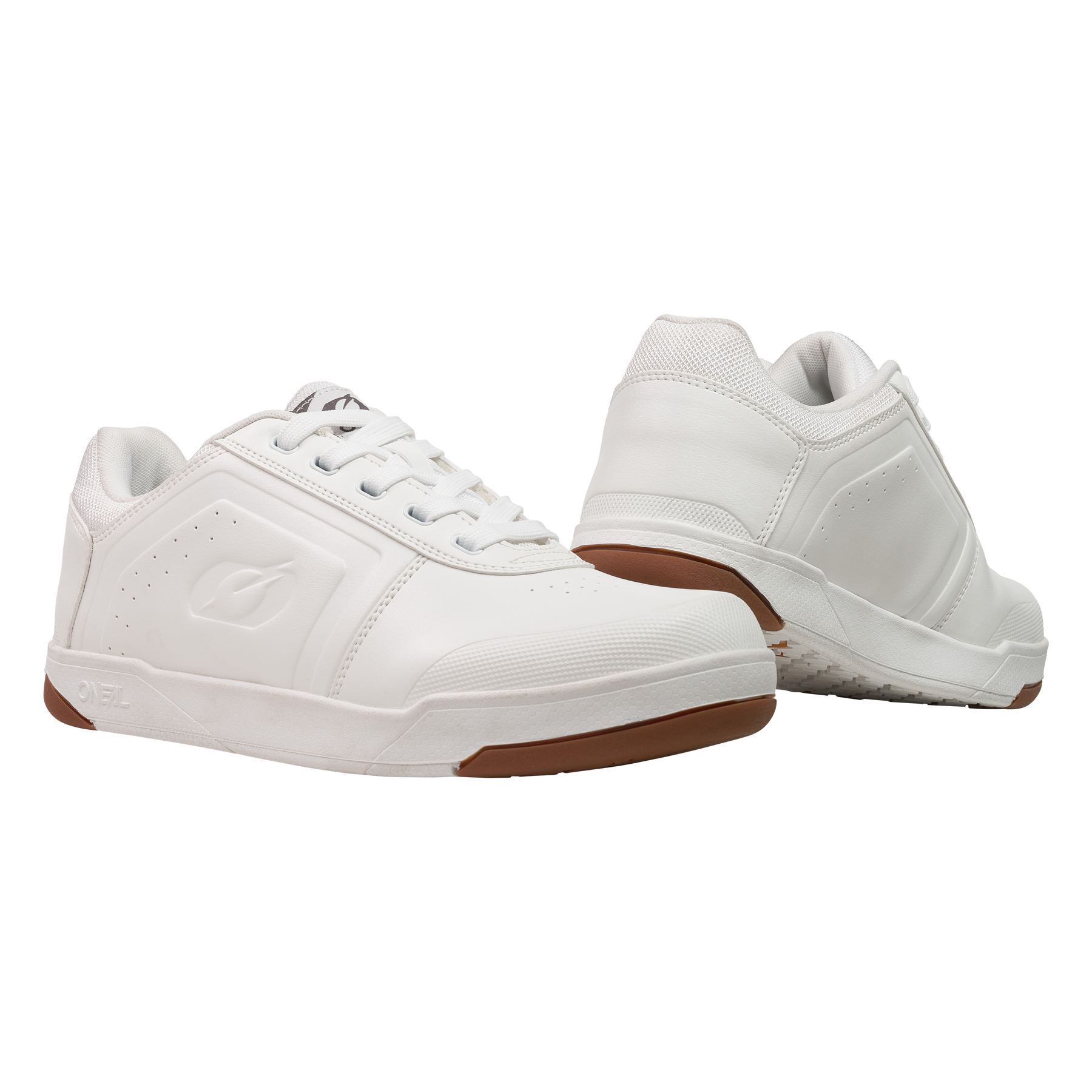 Ein Paar weiße O'NEAL PINNED FLAT Pedal Schuhe von O'NEAL mit gummifarbenen Sohlen sind hier zu sehen, einer vorne und einer schräg, um die Seite und den Rücken zu zeigen. Ihr sauberer, moderner Look bietet minimale Details und hervorragenden Grip für Flat-Pedal-Reiten.