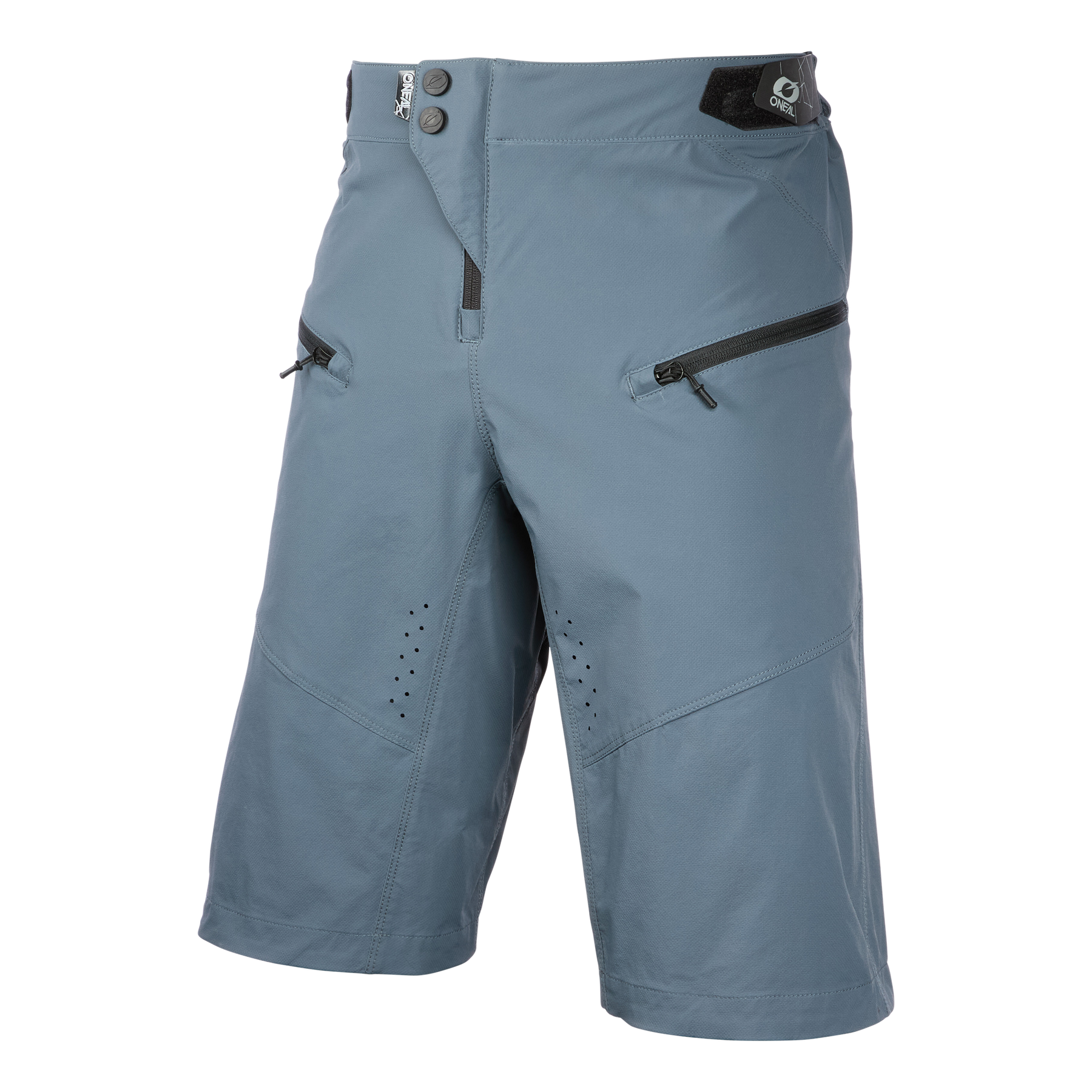 Die O'NEAL PIN IT Shorts hat ein hellblaues Design, zwei Reißverschlusstaschen auf der Vorderseite, einen Knopf- und einen Reißverschluss, Belüftungslöcher an den Oberschenkeln und einen schwarzen Logoaufnäher am Bund - ideal für Komfort und Stil auf Ihren Fahrradtouren.