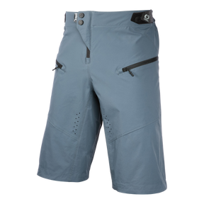 Die O'NEAL PIN IT Shorts hat ein hellblaues Design, zwei Reißverschlusstaschen auf der Vorderseite, einen Knopf- und einen Reißverschluss, Belüftungslöcher an den Oberschenkeln und einen schwarzen Logoaufnäher am Bund - ideal für Komfort und Stil auf Ihren Fahrradtouren.