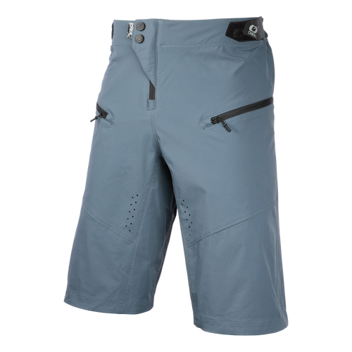 Die O'NEAL PIN IT Shorts hat ein hellblaues Design, zwei Reißverschlusstaschen auf der Vorderseite, einen Knopf- und einen Reißverschluss, Belüftungslöcher an den Oberschenkeln und einen schwarzen Logoaufnäher am Bund - ideal für Komfort und Stil auf Ihren Fahrradtouren.