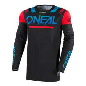 Das O'NEAL PRODIGY Jersey FIVE FOUR ist ein schwarzes, langärmeliges Motocross-Trikot mit auffälligem blauen O'NEAL-Branding, roten Schultern, blauen und roten Akzenten und Mesh-Einsätzen an den Armen für mehr Atmungsaktivität.