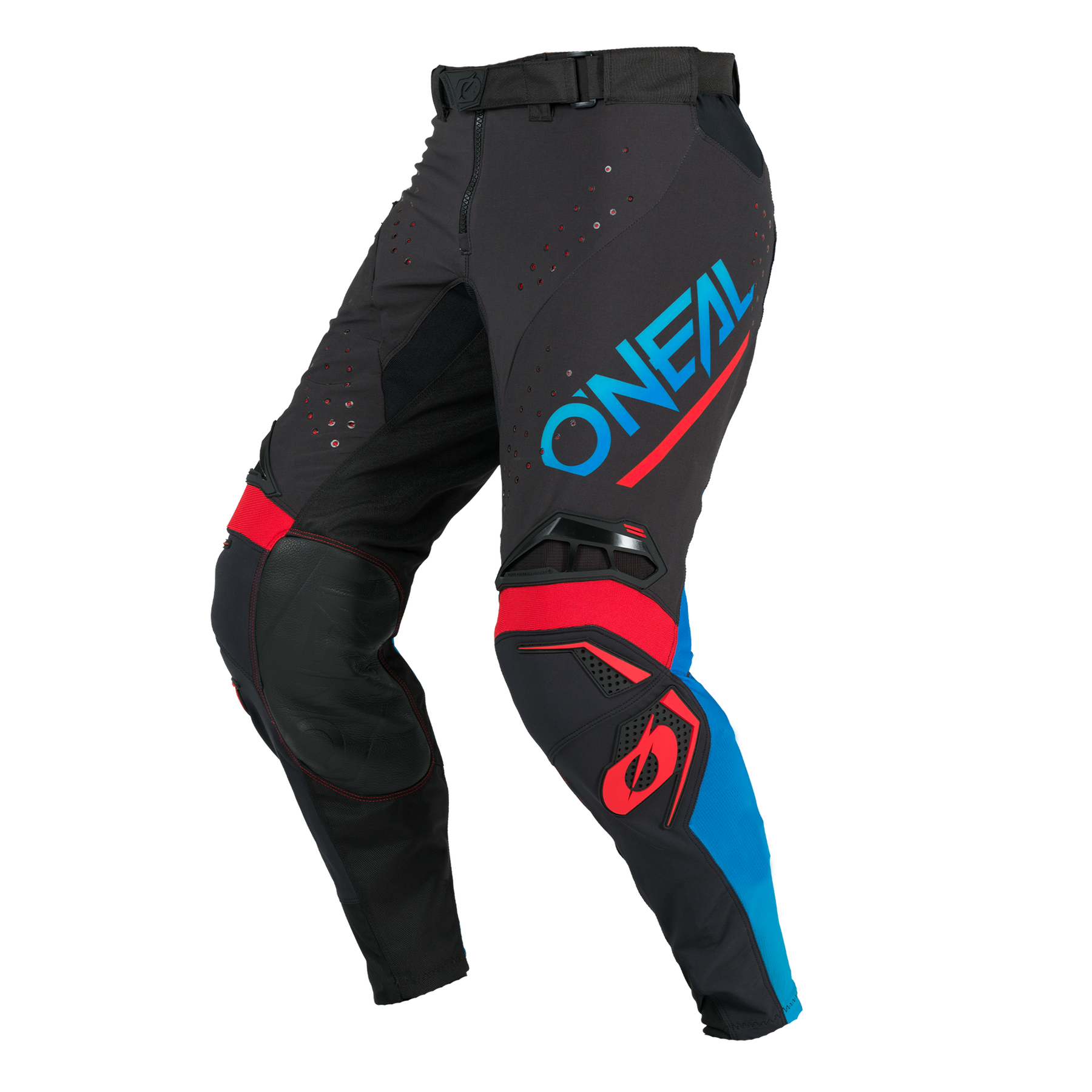 Die schwarze O'NEAL PRODIGY Hose FIVE FOUR hat rote und blaue Akzente, ein großes blaues "ONEAL"-Logo auf dem linken Bein und zusätzliche Schutzeinsätze an den Knien und Oberschenkeln.