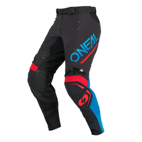 Die schwarze O'NEAL PRODIGY Hose FIVE FOUR hat rote und blaue Akzente, ein großes blaues "ONEAL"-Logo auf dem linken Bein und zusätzliche Schutzeinsätze an den Knien und Oberschenkeln.