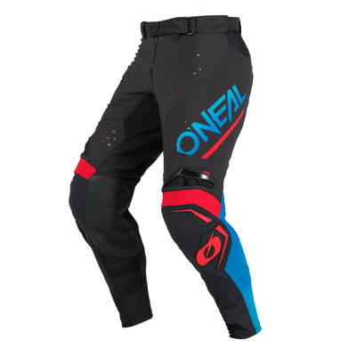 Die schwarze O'NEAL PRODIGY Hose FIVE FOUR hat rote und blaue Akzente, ein großes blaues "ONEAL"-Logo auf dem linken Bein und zusätzliche Schutzeinsätze an den Knien und Oberschenkeln.